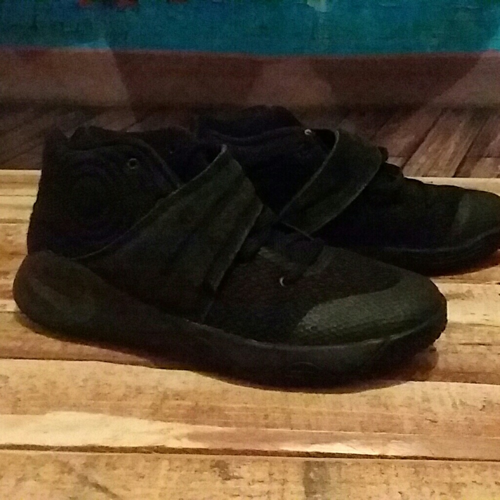 👟Boy's size 3Y Kyrie Irving 2 Triple Black